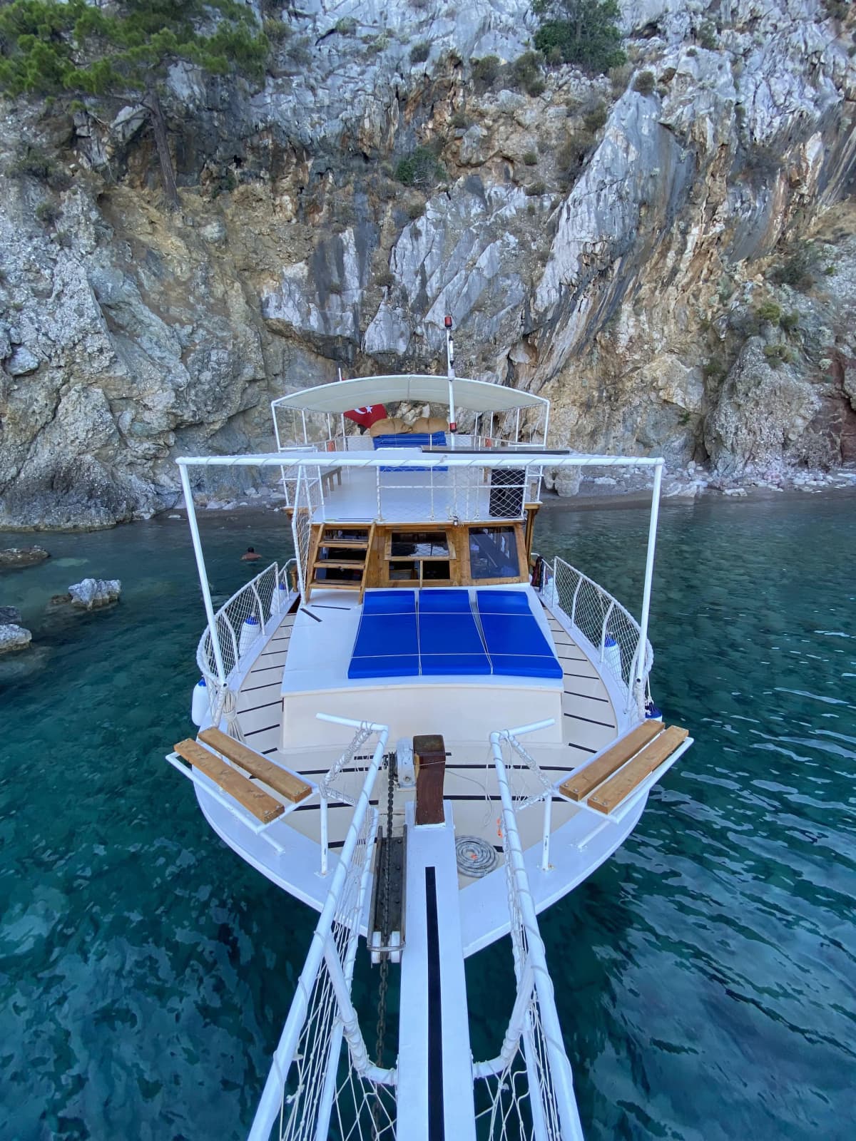 Suluada tekne turu deniz ve doğa manzarası